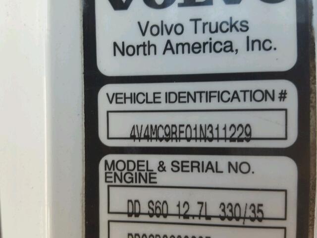 4V4MC9RF01N311229 - 2001 VOLVO VN VNM WHITE photo 10