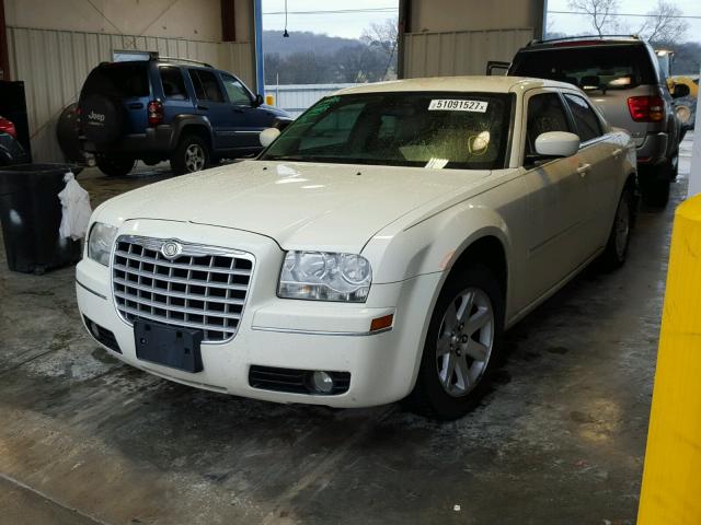 2C3KA53G86H382640 - 2006 CHRYSLER 300 TOURIN WHITE photo 2