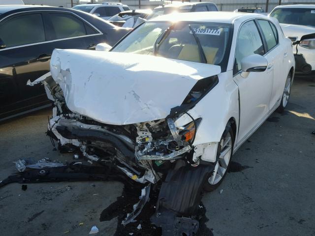 JTHKD5BH1H2288574 - 2017 LEXUS CT 200 WHITE photo 2