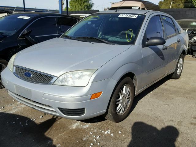 1FAFP34N87W229861 - 2007 FORD FOCUS ZX4 SILVER photo 2