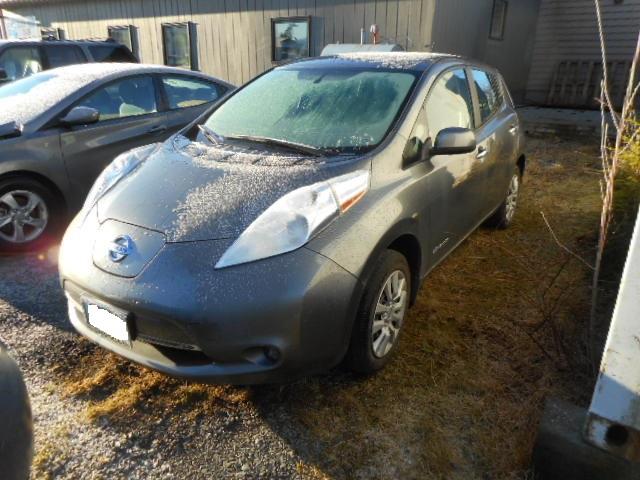 1N4AZ0CP9FC320711 - 2015 NISSAN LEAF S SILVER photo 2