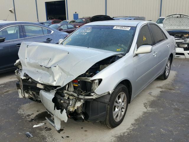 4T1BF30K15U110349 - 2005 TOYOTA CAMRY LE SILVER photo 2