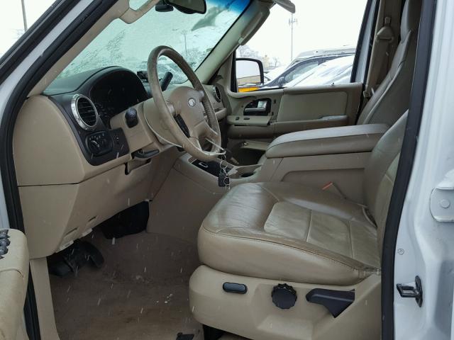 1FMFU18LX4LB58154 - 2004 FORD EXPEDITION WHITE photo 5