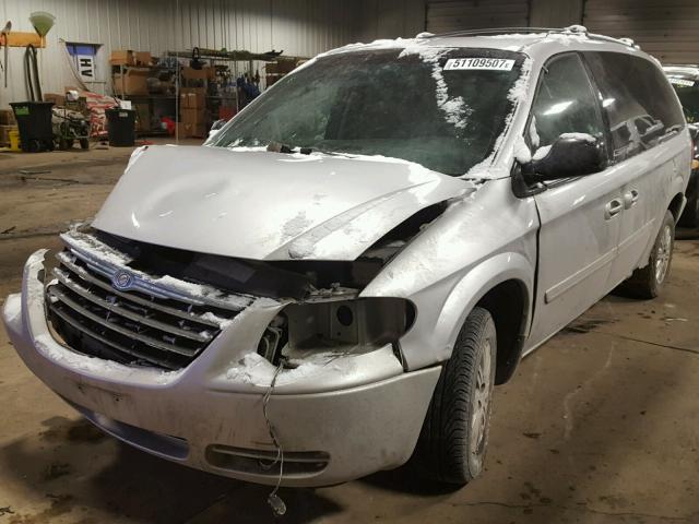 2C4GP44R25R131521 - 2005 CHRYSLER TOWN & COU SILVER photo 2