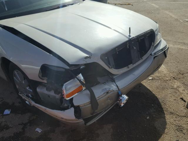 1LNHM83W84Y680819 - 2004 LINCOLN TOWN CAR U GRAY photo 9