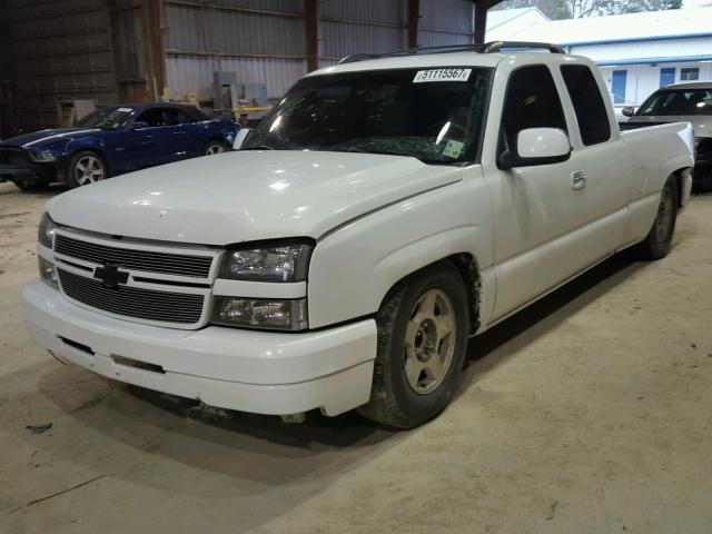 2GCEC19TX31412158 - 2003 CHEVROLET SILVERADO WHITE photo 2