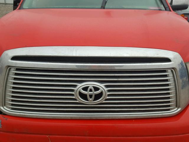 5TFBW5F18AX108394 - 2010 TOYOTA TUNDRA DOU RED photo 7