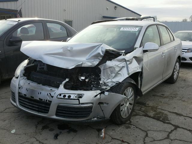 3VWJZ7AJ8AM028344 - 2010 VOLKSWAGEN JETTA S SILVER photo 2