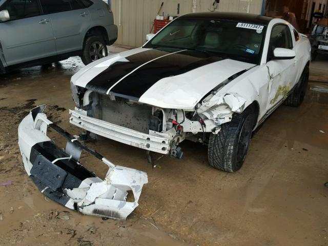 1ZVBP8AN7A5164277 - 2010 FORD MUSTANG WHITE photo 2