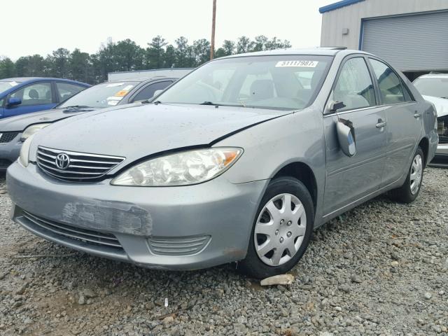 JTDBE30K553034731 - 2005 TOYOTA CAMRY LE GRAY photo 2