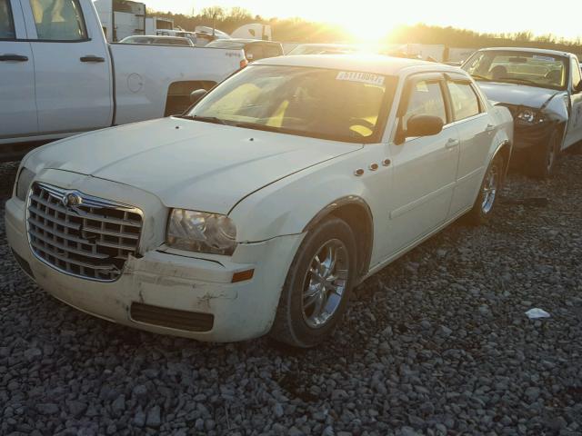 2C3JA43R55H640067 - 2005 CHRYSLER 300 WHITE photo 2