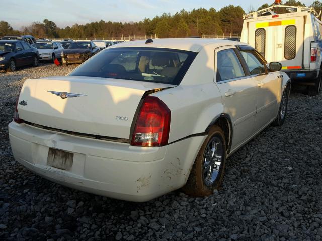 2C3JA43R55H640067 - 2005 CHRYSLER 300 WHITE photo 4