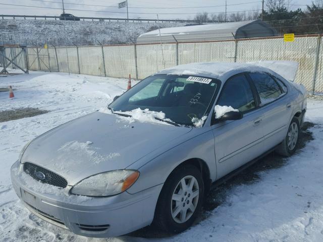 1FAFP53U05A263324 - 2005 FORD TAURUS SE SILVER photo 2