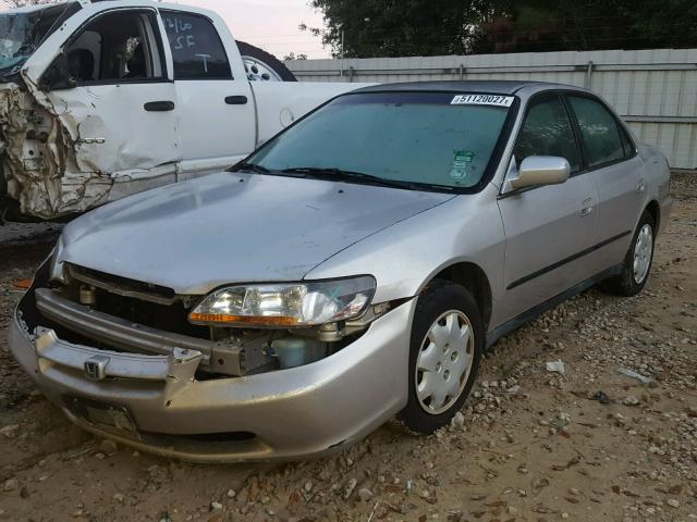 1HGCG5648WA218501 - 1998 HONDA ACCORD LX BEIGE photo 2