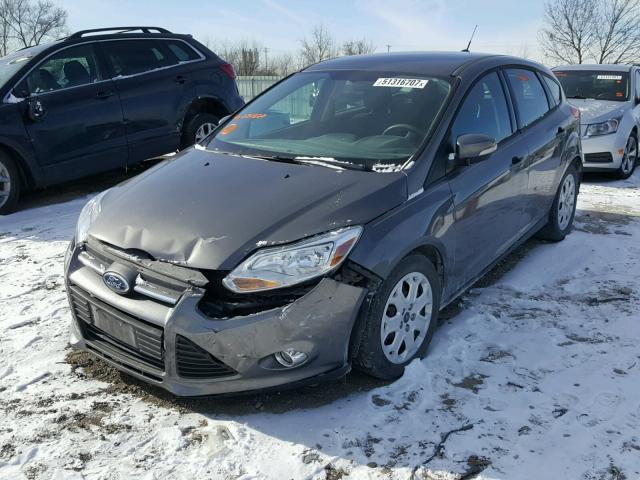 1FAHP3K21CL234820 - 2012 FORD FOCUS SE GRAY photo 2