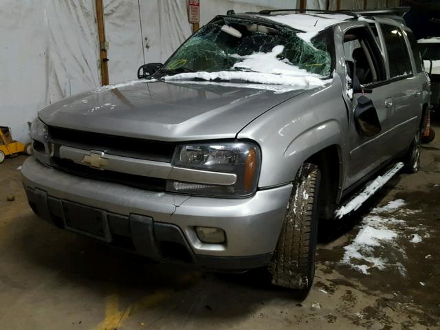 1GNET16SX56127460 - 2005 CHEVROLET TRAILBLAZE GRAY photo 2