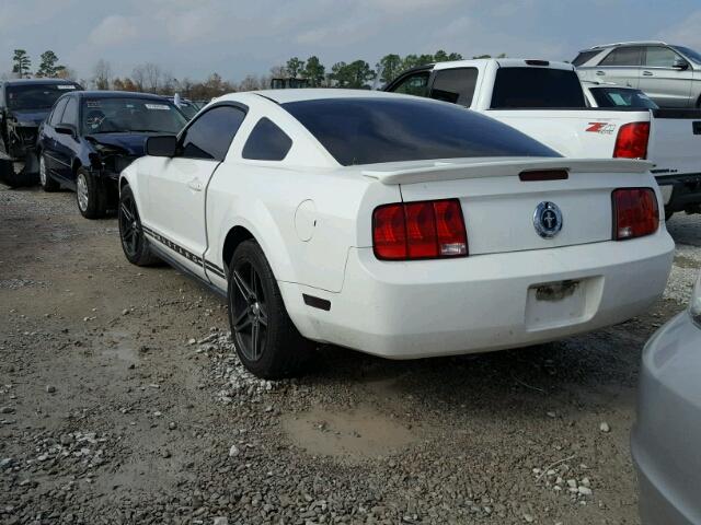 1ZVHT80N885163690 - 2008 FORD MUSTANG WHITE photo 3