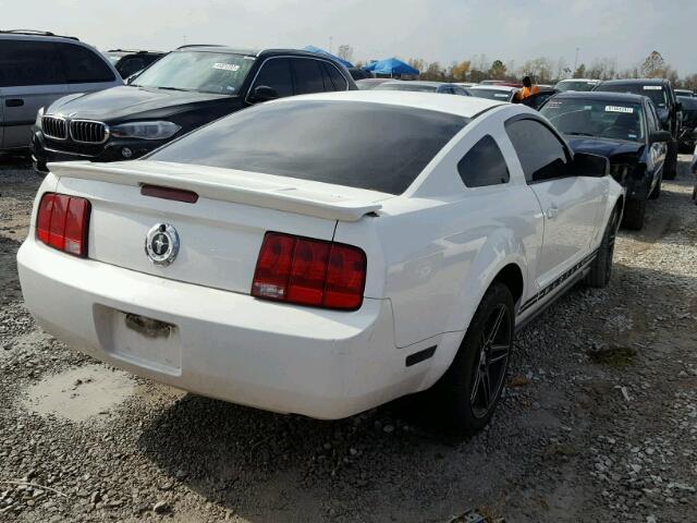 1ZVHT80N885163690 - 2008 FORD MUSTANG WHITE photo 4