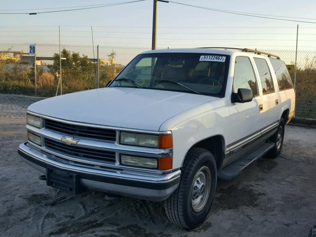 1GNGC26R2TJ393917 - 1996 CHEVROLET SUBURBAN C WHITE photo 2