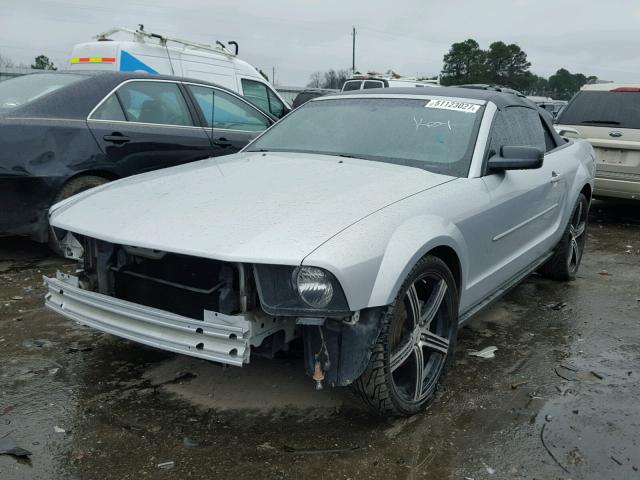 1ZVFT84NX75328137 - 2007 FORD MUSTANG SILVER photo 2