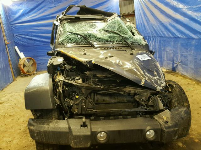 1C4AJWAG2GL325869 - 2016 JEEP WRANGLER S GRAY photo 9