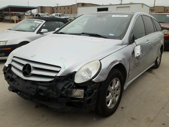 4JGCB65E57A037544 - 2007 MERCEDES-BENZ R 350 SILVER photo 2