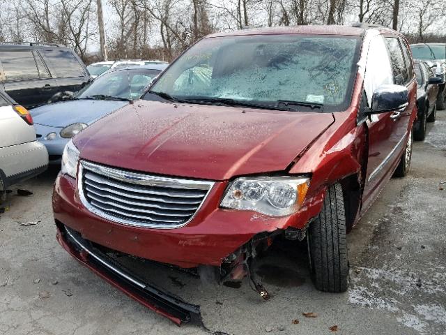 2C4RC1CG4DR736917 - 2013 CHRYSLER TOWN & COU RED photo 2