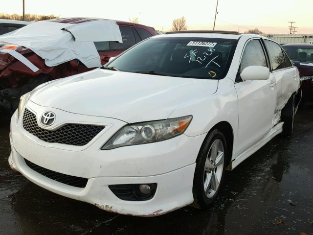 4T1BF3EK2BU623341 - 2011 TOYOTA CAMRY BASE WHITE photo 2