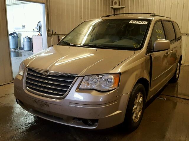 2A8HR54179R624172 - 2009 CHRYSLER TOWN & COU TAN photo 2