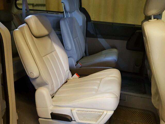 2A8HR54179R624172 - 2009 CHRYSLER TOWN & COU TAN photo 6