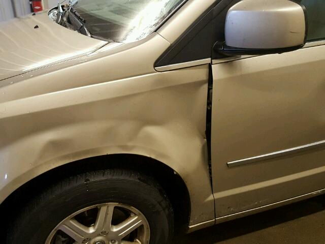 2A8HR54179R624172 - 2009 CHRYSLER TOWN & COU TAN photo 9