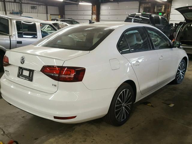 3VWD17AJ2HM390040 - 2017 VOLKSWAGEN JETTA SPOR WHITE photo 4