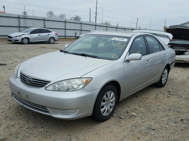 4T1BE32K85U500719 - 2005 TOYOTA CAMRY LE ნაცრისფერი ფოტო 2