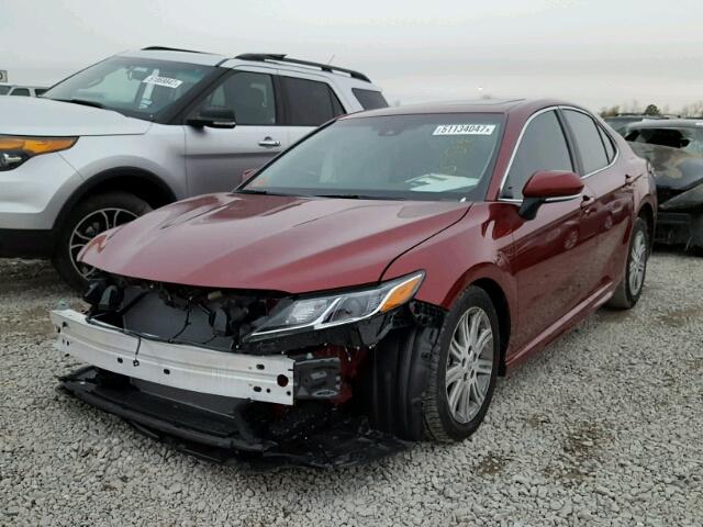 4T1B11HK5JU531671 - 2018 TOYOTA CAMRY L RED photo 2