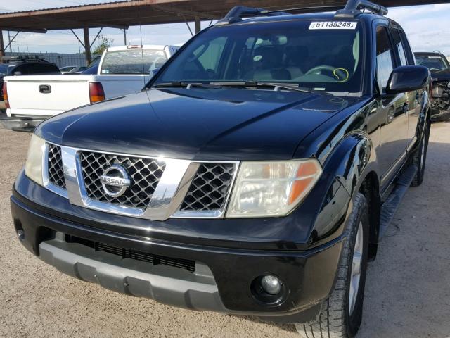 1N6AD07U85C428953 - 2005 NISSAN FRONTIER C BLACK photo 2