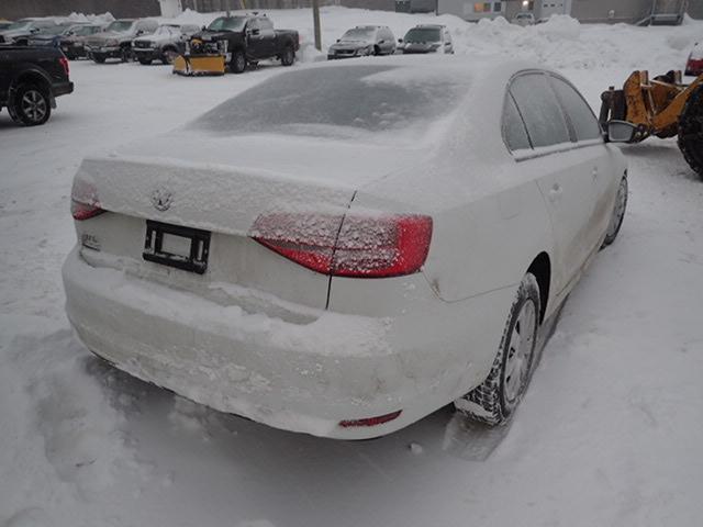 3VW1K7AJ9FM352432 - 2015 VOLKSWAGEN JETTA BASE WHITE photo 4