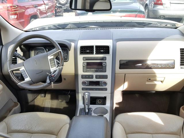 2LMDU68C68BJ11654 - 2008 LINCOLN MKX WHITE photo 9