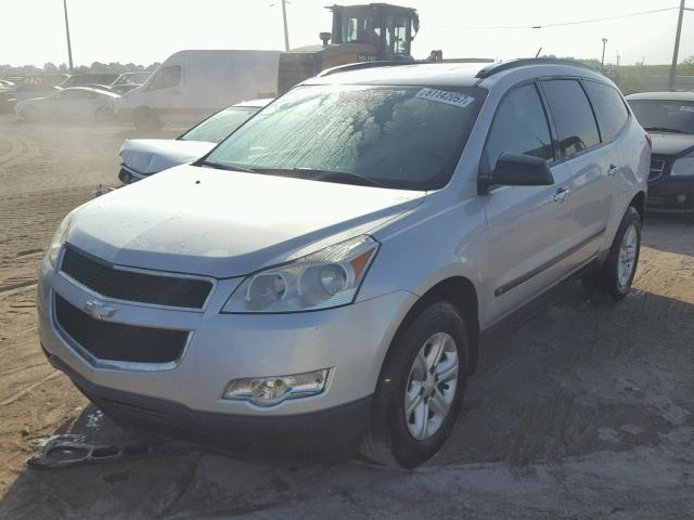 1GNLREED9AS153100 - 2010 CHEVROLET TRAVERSE L SILVER photo 2