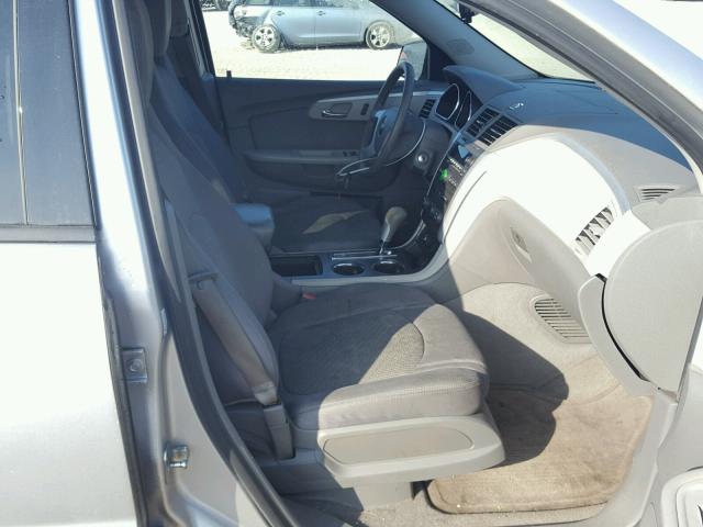 1GNLREED9AS153100 - 2010 CHEVROLET TRAVERSE L SILVER photo 5