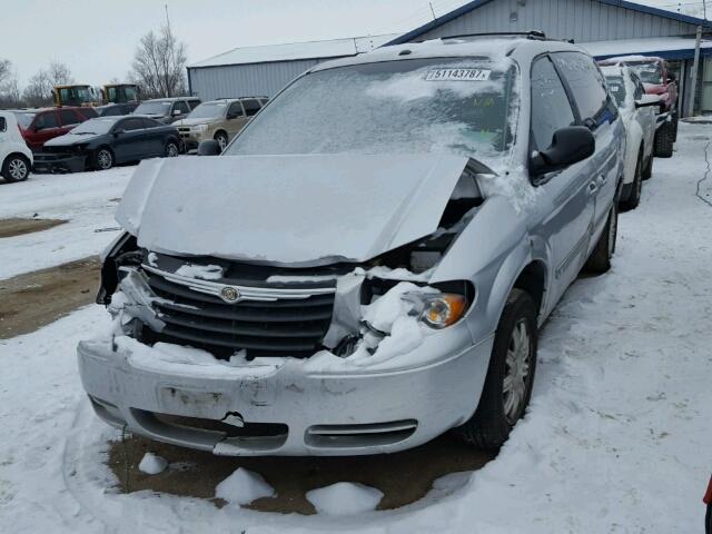 2A4GP54L27R210718 - 2007 CHRYSLER TOWN & COU SILVER photo 2