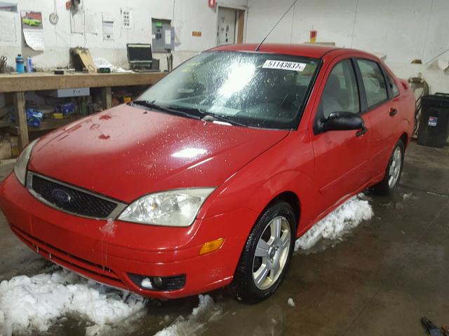 1FAFP34N95W272425 - 2005 FORD FOCUS ZX4 RED photo 2