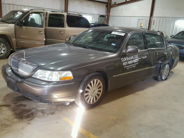1LNHM81W64Y639477 - 2004 LINCOLN TOWN CAR E BROWN photo 2