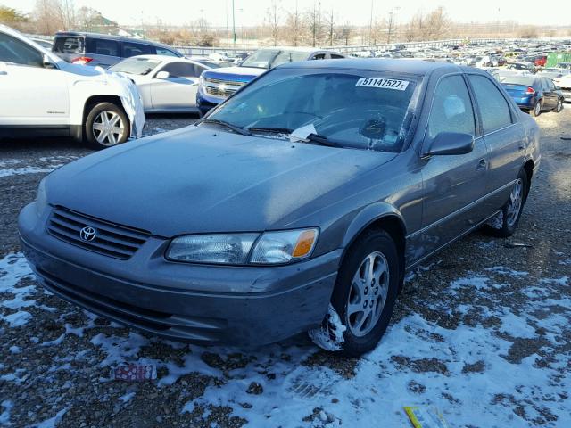 4T1BF22K7XU088772 - 1999 TOYOTA CAMRY LE GRAY photo 2