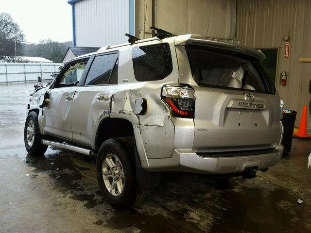 JTEBU5JR9G5373179 - 2016 TOYOTA 4RUNNER SR SILVER photo 3