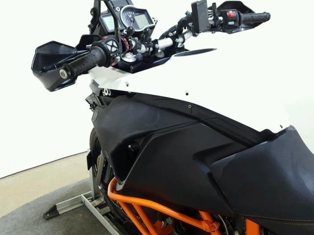 VBKV29401FM930908 - 2015 KTM 1190 ADVEN ORANGE photo 15