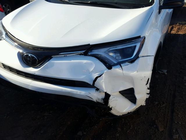 2T3ZFREVXHW335224 - 2017 TOYOTA RAV4 LE Սպիտակ լուսանկար 9