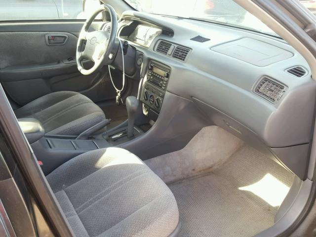 4T1BF22K9YU944011 - 2000 TOYOTA CAMRY LE ნაცრისფერი ფოტო 5