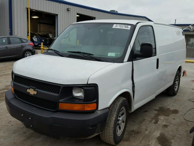 1GCSGAFX4D1116977 - 2013 CHEVROLET EXPRESS G1 WHITE photo 2