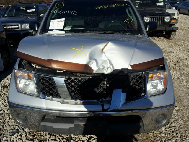 1N6AD06W78C414355 - 2008 NISSAN FRONTIER K SILVER photo 7