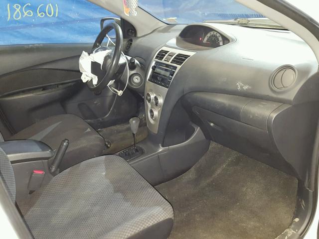 JTDBT923071006994 - 2007 TOYOTA YARIS WHITE photo 5